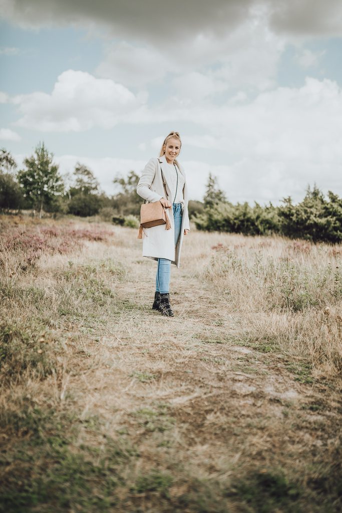 Mischa Mars eine Fotografin aus Hamburg in der Lüneburger Heide ihr zuhause. Outfitpost einer Bloggerin.