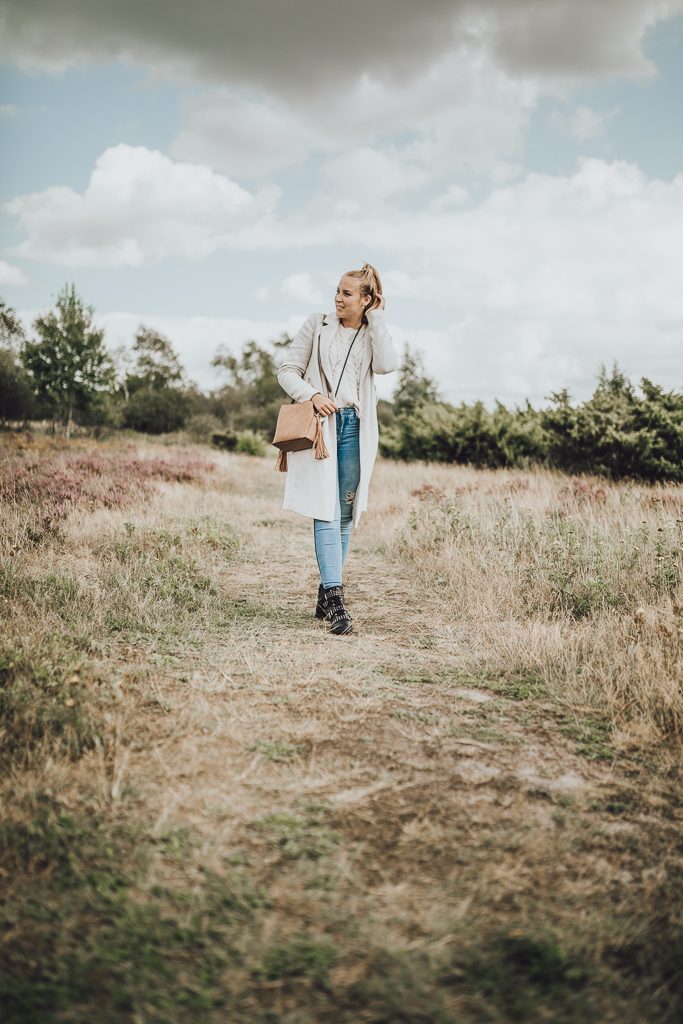 Mischa Mars eine Fotografin aus Hamburg in der Lüneburger Heide ihr zuhause. Outfitpost einer Bloggerin.